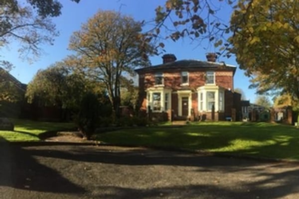 Les Enfants, Lower Woodbank House