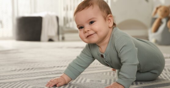 when do babies start crawling; when do babies crawl; what age do babies crawl, baby crawling age