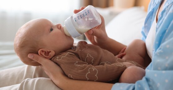 breastfeeding or bottle feeding